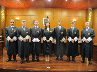 La magistrada Raquel García Hernández junto a los miembros de Sala de Gobierno y su padrino